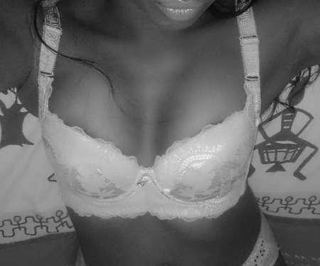 Agréable brune très sensuelle